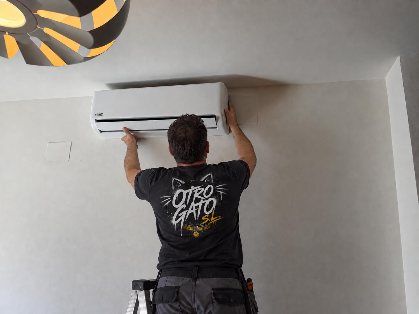 Técnico de Otro Gato instalando un aire acondicionado Kosner